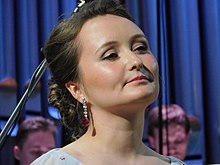220px-Ð®Ð»Ð¸Ñ_ÐÐµÐ¶Ð½ÐµÐ²Ð°_Ð½Ð°_ÐºÐ¾Ð½ÑÐµÑÑÐµ_ÐÐ¾ÑÐ°ÑÑ-Ð³Ð°Ð»Ð°